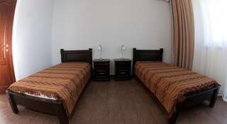Гостиница Эдельвейс Керчь Стандартный двухместный номер с 2 отдельными кроватями-1